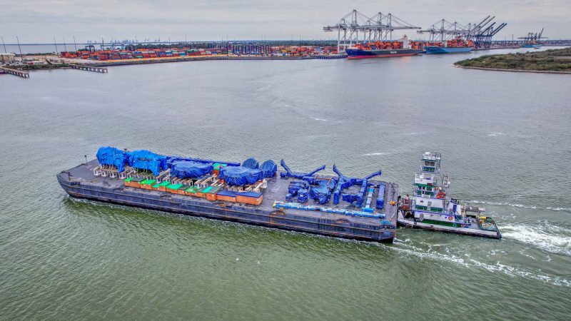 566 tons of heavy haul cargo on barge