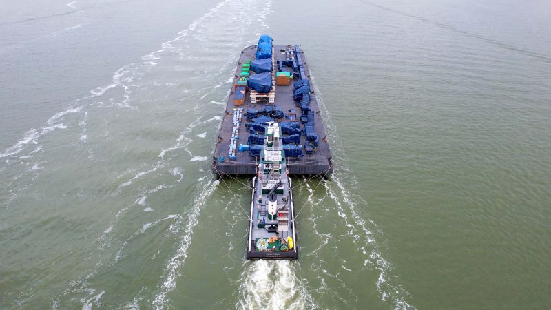 566 tons of heavy haul cargo on barge