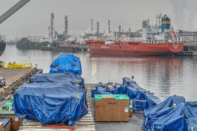 566 tons of heavy haul cargo on barge